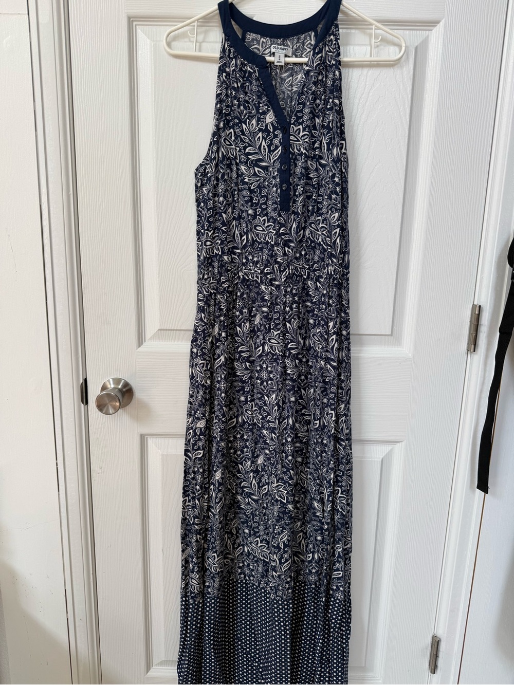 Old Navy Navy and White Sleeveless Floral Maxi Dress